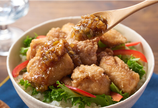 ▲きのこの軸を活用した「オイル」や、長ねぎを丸ごと活用した「たれ」がおいしさを引き立てます ▲きのこの軸を活用した「オイル」や、長ねぎを丸ごと活用した「たれ」がおいしさを引き立てます