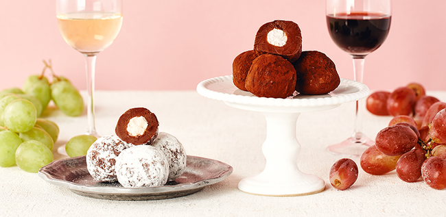 ▲「山梨ワイナリーから生まれた 濃厚生チョコトリュフ（赤）、（白）」