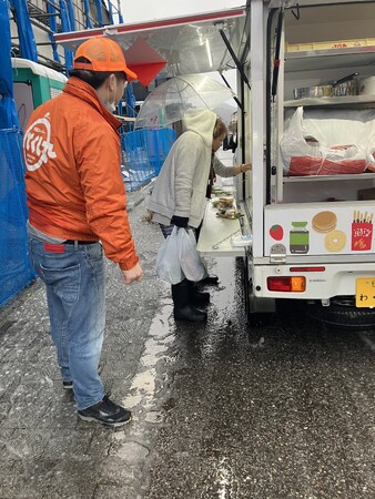 △とくし丸　救援物品無償配布の様子　1月7日(日)