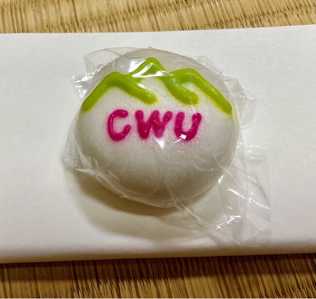 CWUのロゴ入りのお菓子