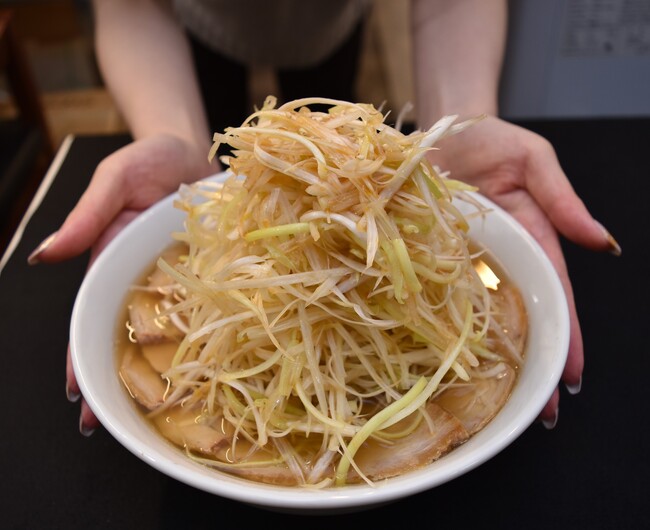 『チョモランマねぎ焼豚ラーメン』(1,290円税込) 『チョモランマねぎ焼豚ラーメン』(1,290円税込)