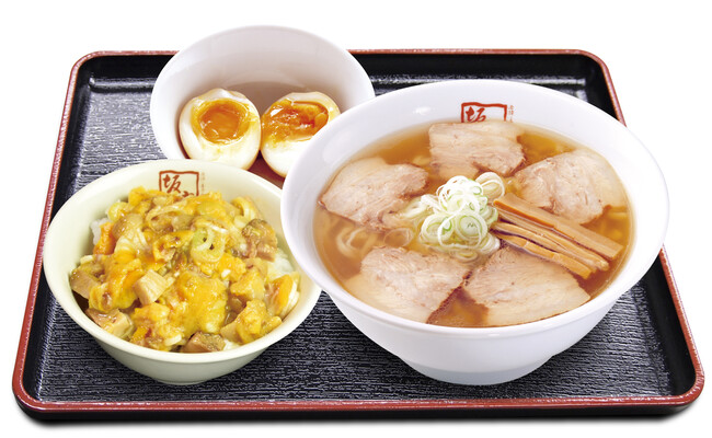 「なんば日本橋店」でしか食べられない、 「ミニたま焼豚ご飯」と「喜多方ラーメン」のセット（1,080円税込）
