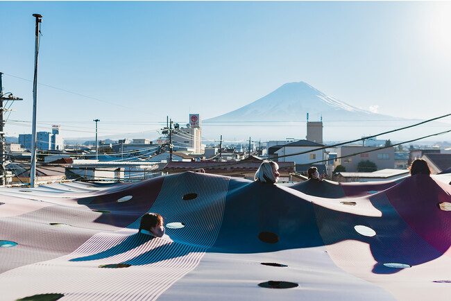 昨年開催の様子 FUJI TEXTILE WEEK 2021 出展作品 西尾美也《裏地 裏富士》 撮影 吉田 周平