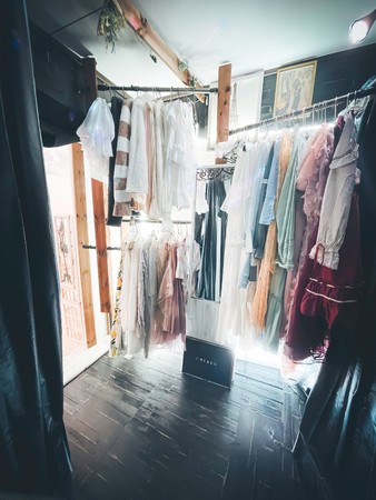 オプションの衣装貸し出し着放題は お洋服屋さんならではのサービス！ ​30分プランなら何人でも+1000円で、60分プランなら無料で付いてきます。