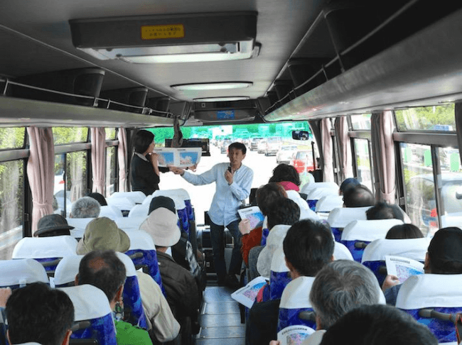 2015年に実施したPIXTA×クラブツーリズムのバスツアーの時の様子。バス移動中もクリエイターから撮影ポイントを伝授