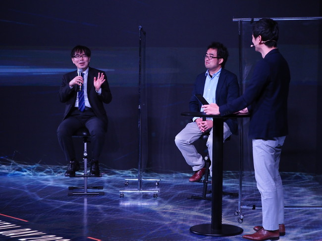 ■テーマ「生命・医療の概念を革新する、AI・人工知能」 Q&Aセッションの様子 (左から浜本氏、岡野原氏、進行の中西) ■テーマ「生命・医療の概念を革新する、AI・人工知能」 Q&Aセッションの様子 (左から浜本氏、岡野原氏、進行の中西)