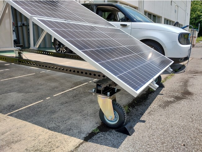 車輪によって移動できるので、電気工事をしなくてもそのまま太陽光の電気でEVに充電できる