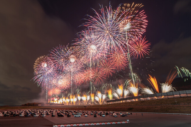 1.5km日本最大級のワイド感！空いっぱい広がる花火に包まれるような体験を 「富士山花火 vs スピードウェイ 2024」開催 ～富士山×花火× モータースポーツのエキサイティングな競演～：中日新聞しずおかWeb × PR TIMES