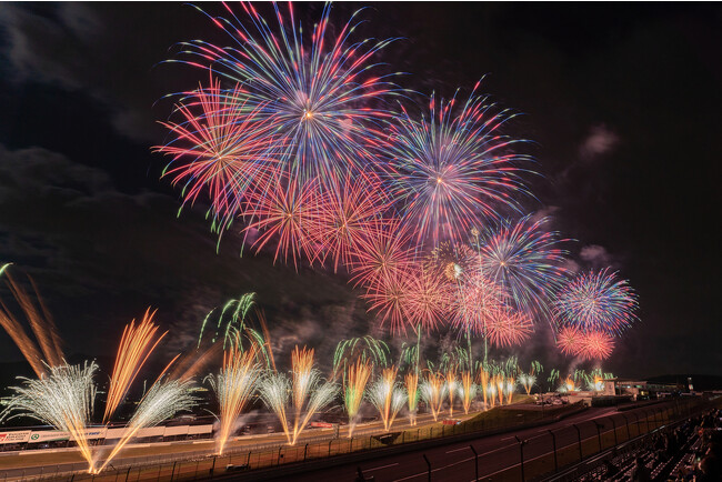 1.5km日本最大級のワイド感！空いっぱい広がる花火に包まれるような体験を 「富士山花火 vs スピードウェイ 2024」開催 ～富士山×花火× モータースポーツのエキサイティングな競演～：中日新聞しずおかWeb × PR TIMES