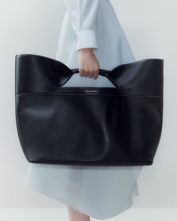Alexander McQueen】新作バッグ「The Bow」が登場｜Alexander McQueen 