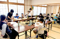 酷暑の夏、温泉施設で小学生の夏休みをサポート 高校生ボランティアと学ぶ「温泉寺子屋」開催
