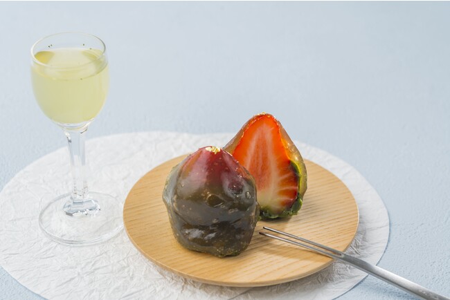 食前茶の後には、いちご琥珀餅をどうぞ。 食前茶の後には、いちご琥珀餅をどうぞ。