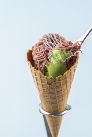 滑らかに口どけるソフトクリームと、桜モンブランクリーム。 滑らかに口どけるソフトクリームと、桜モンブランクリーム。