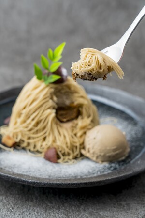 たっぷりのクリームの下には、食べ応えのある層が。