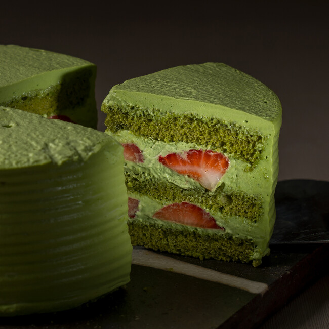 「抹茶」切り分けた断面からも、宇治抹茶の爽やかな香りが広がります。 「抹茶」切り分けた断面からも、宇治抹茶の爽やかな香りが広がります。