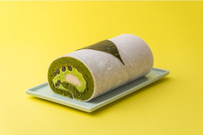 桜の葉の塩味がアクセントに「桜の抹茶ロールケーキ」