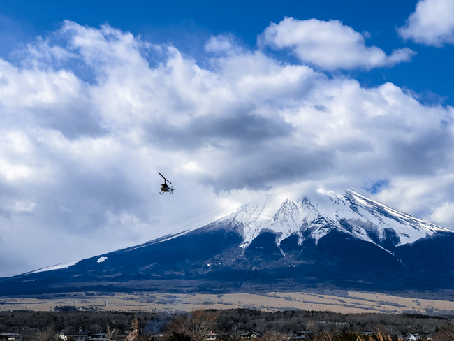 ショッピングの合間に 富士山中湖 箱根芦ノ湖などを空から満喫 御殿場プレミアム アウトレット 富士山を空から望む 遊覧ヘリクルージング 時事ドットコム