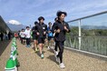 御殿場出身・箱根駅伝記録を保持するプロランナー吉田響選手と約100人が御殿場アウトレットを疾走　“ウェルネスショッピング”の一環としてランニングイベントを初開催