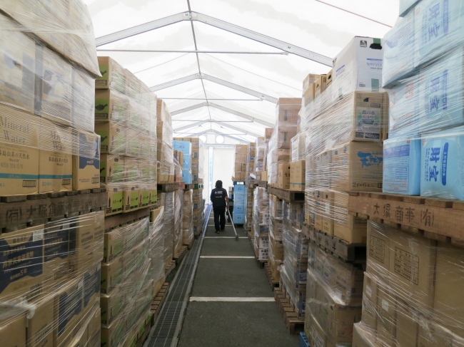 救援物資倉庫として使用されている大津町の大型可動式倉庫