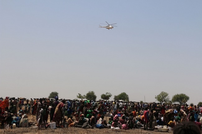飢きんが発生した南スーダン・レール郡。国連WFPのヘリコプターで栄養強化食品などが届き、支援を必要としている人たちに配られます。WFP George Fominyen