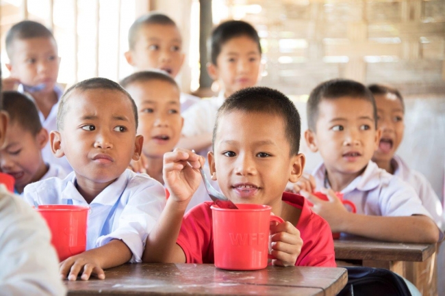 カップ1杯の給食が子どもの発育を促しと教育の機会を広げます(c)M.Kuroyanagi