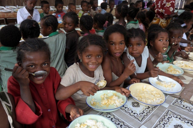 給食は、子どもたちの健全な成長を促し、教育の機会を広げます。WFP Graeme Williams