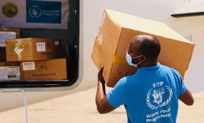 ソマリア保健省の要請に応じ、国連WFPは運航する国連人道支援航空サービス（UNHAS）を通じて個人用防護具（マスク、使い捨て衣服、フェイスシールド）を3月末に空輸しました。（3月27日撮影）