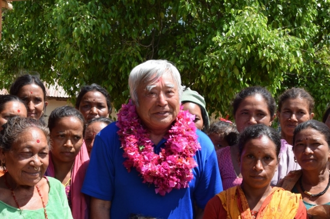 三浦雄一郎国連WFP協会親善大使。ネパールの女性達との記念撮影。(c)JAWFP