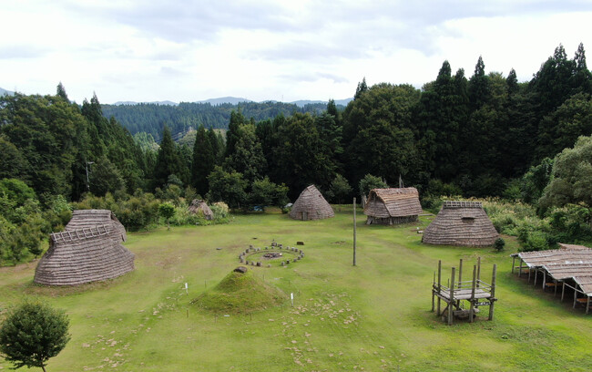 ７棟の竪穴式住居が復元された縄文ムラ