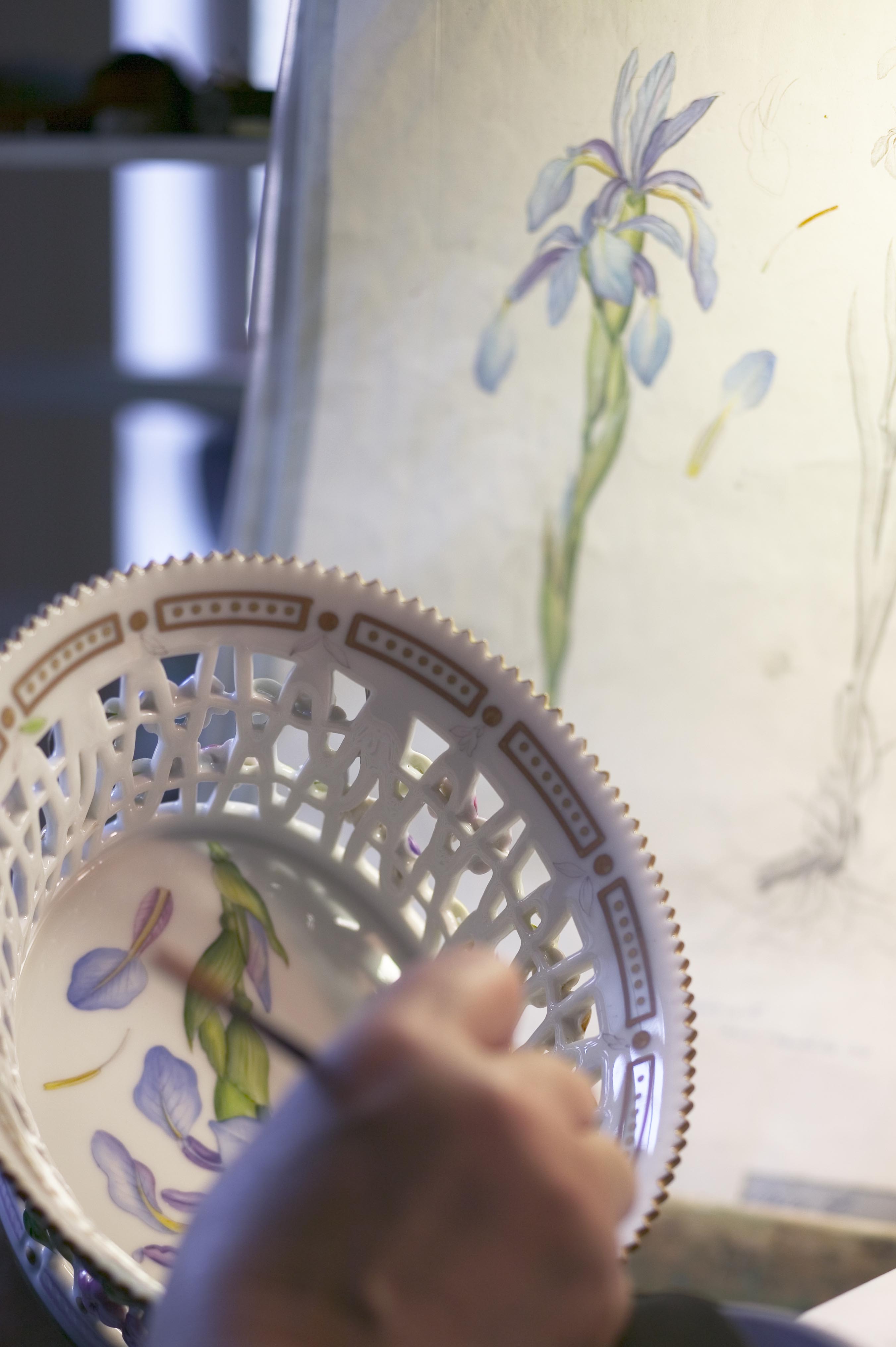 デンマークの至宝 フローラ ダニカ のマスターペインターによる ハンドペイント デモンストレーションを 3月11日に開催 株式会社 ロイヤル コペンハーゲン ジャパンのプレスリリース