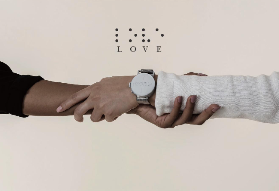 「LOVE」の点字が添えられた、「LOVE BY DOT」キャンペーンのメインビジュアル