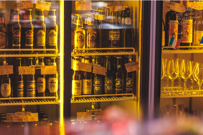 ビールやワインが並ぶ冷蔵庫