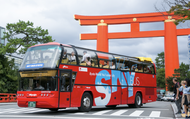 スカイホップバス京都運行ルートの中で特に人気のスポット、平安神宮の大鳥居