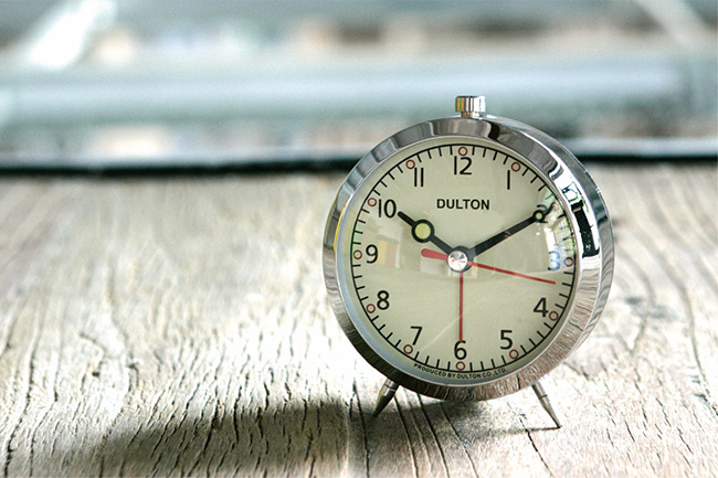 DULTONの代表商品「METAL PRODUCTS」にラインナップするAlarm clock。1994年より販売を続けているロングセラー商品。