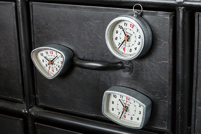 小型でマグネット付きのMagnetic clockは気分によって気軽に設置場所を変更できる雑貨性の高いデザイン。
