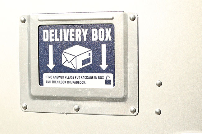 製品正面のカードホルダーには『DELIVERY BOX』と記載されたプラカードを挿入し、宅配業者が即座に宅配ボックスだということを認識できるようにしています。