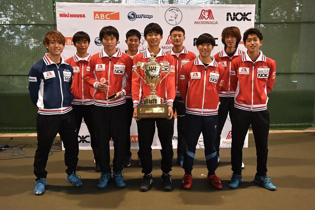 昨年のYoshi’s CUP受賞式より 左端：西岡選手、中央：昨年度優勝の松岡隼選手