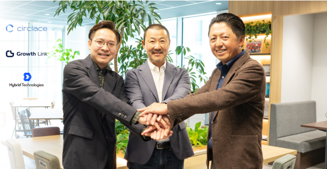 基本合意書締結の様子（左から当社代表取締役：チャン バン ミン、サークレイス社代表取締役：佐藤 潤氏、グロースリンク社代表取締役：日坂 良氏）