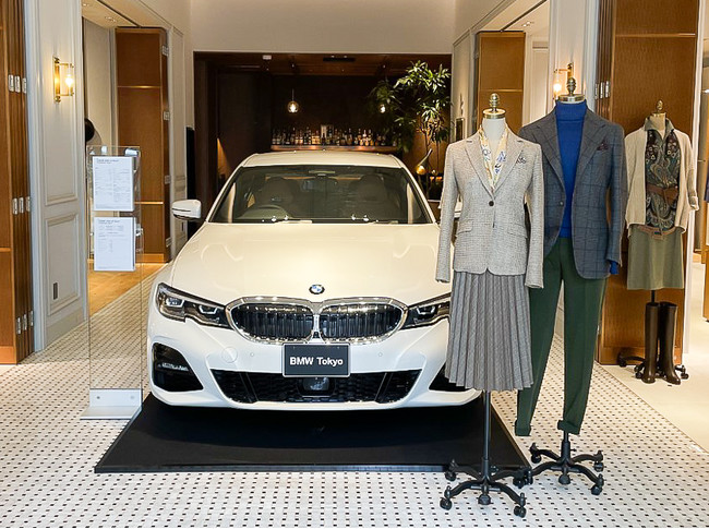 「Paul Stuart 青山本店」コリドー（回廊） BMW「330e M Sport Edition Joy＋」展示の様子