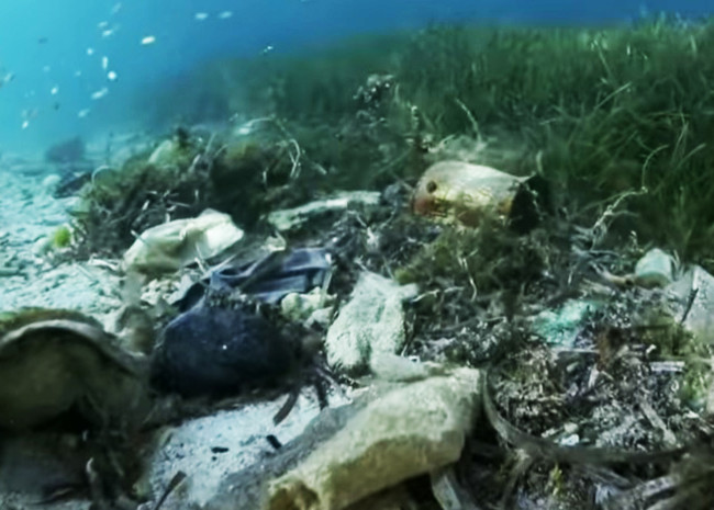 海底に沈むプラスチックごみ