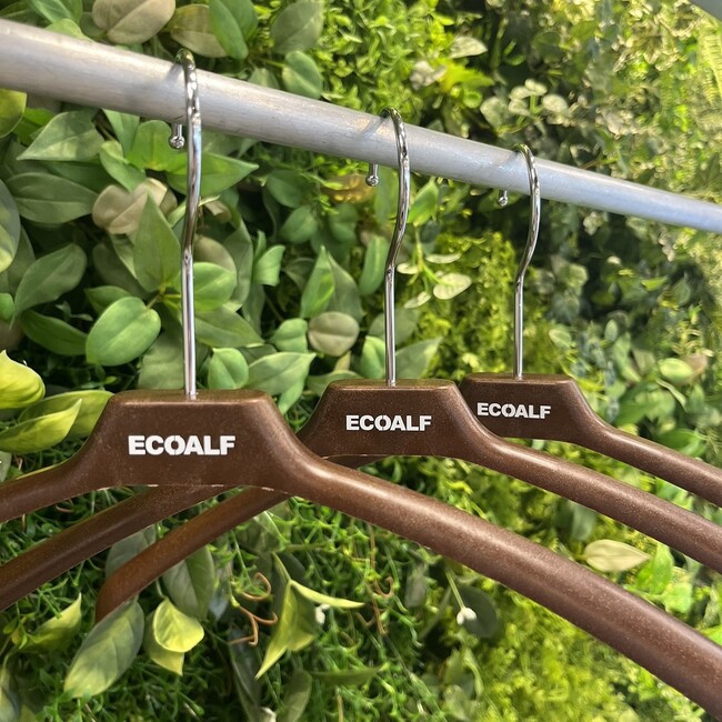 廃棄予定の木製ハンガーを「ECOALF」のハンガーに アップサイクルし店頭で活用