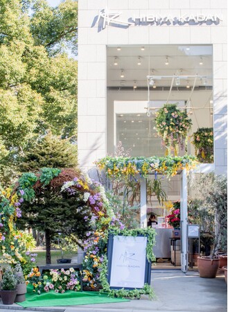 S.ESSENTIALSより日比谷花壇がデザイン監修をつとめた花柄のイラストを