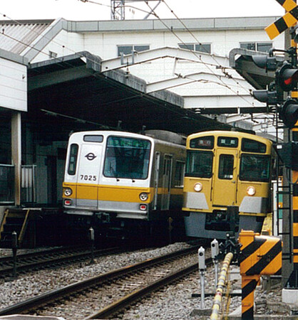 西武池袋線稲荷山公園駅に停車中の若き日の営団7000系