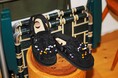 フットウェアブランド「SHAKA」から6つの表情を楽しむ、新感覚モックミュール。「anna sui nyc」との限定コラボレーションが登場。