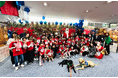 ユナイテッド航空、成田空港から北極(JOY)へ向かう「ファンタジーフライト」イベントを開催し、子どもたちと共にホリデーシーズンを祝う