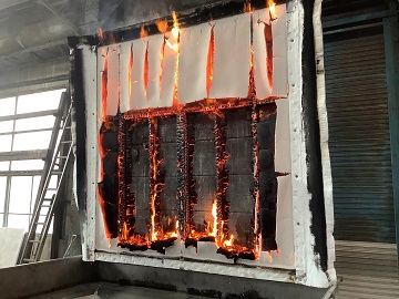【窯業系サイディング仕様】 屋内側から45分加熱した後の様子 一部ウッドファイバー(TM)が脱落したが、 サイディングで燃え止まった