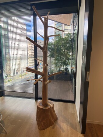 北山杉の枝を用いたコートハンガー