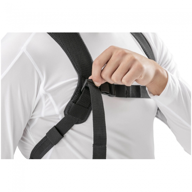 肩ヒモのズレをストラップで防止。