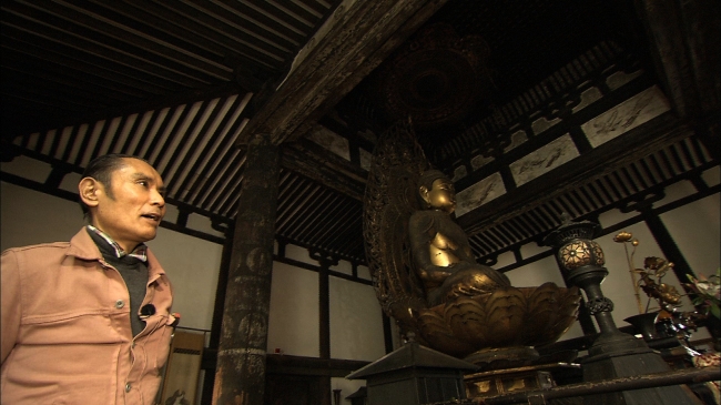 法界寺　阿弥陀如来坐像（国宝）と片岡鶴太郎さん（BS朝日提供）