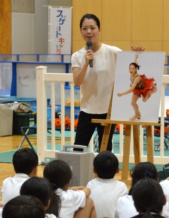 子どもたちに体験談を披露する鈴木明子さん